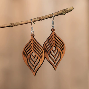 Boucles d'oreilles en forme de feuille en bois avec design découpé au laser, couleur marron naturel, bijoux de mode pour femmes - Product Image 1
