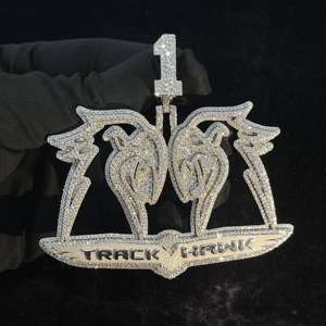 Pendentif Aile de Faucon de Luxe en Forme de Diamant Sertie de Moissanite Blanche, Bijoux Hip Hop, Breloque Bling avec Logo Personnalisé - Product Image 3