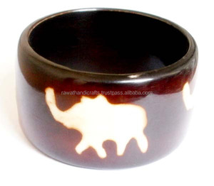 Bijoux de créateur faits à la main de qualité supérieure au design de luxe-Collection de bracelets manchette en résine BL-3230 la mode fantaisie en vente - Product Image 1