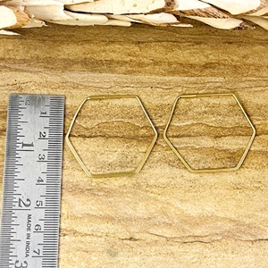 Nouvelles Boucles d'Oreilles Créoles Hexagonales Minimalistes 2026 – Bijoux Modernes en Laiton Plaqué Or 18 carats pour Hommes – Polygone Géométrique – Vente en Gros OEM - Product Image 6