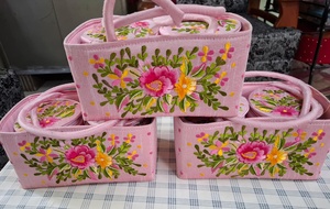 Juego de Cestas Decorativas Bordadas a Mano con Flores Rosas y Organizadores Redondos con Tapa a Juego, Cestas Festivas para Artículos de Vanidad - Product Image 2