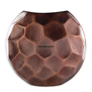 Vase en métal antique moderne, pièce d'appoint de luxe faite à la main pour la décoration de la maison, design martelé en cuivre pour la décoration de Noël - Product Image 1