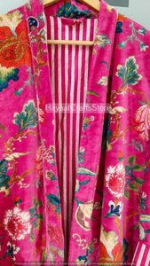 Robe longue pour femme à imprimé floral, manches trois quarts, col en V, longueur complète, style décontracté, en velours doux, style enveloppant avec lien - Product Image 5