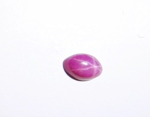 Rubis étoilé ovale 4x6 mm 0,5 carat, cabochon poli créé en laboratoire avec effet étoile à 6 branches pour la fabrication de bijoux - Product Image 4