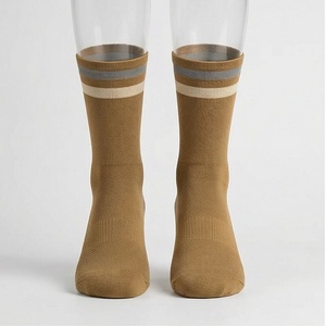 Chaussettes pour hommes, couleur unie, tricotées, motif rayé, style classique, usage quotidien, couleur beige avec rayures grises et beiges - Product Image 1