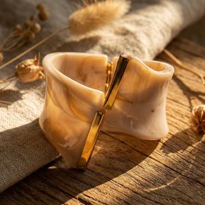 Brazaletes artesanales con patrones únicos hechos a mano con latón - Product Image 3