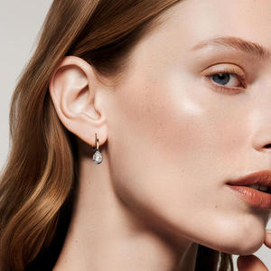 Pendientes de Lujo con Diamantes Cultivados en Laboratorio en Forma de Pera con Engaste en Oro de 14K y Cierre de Palanca - Product Image 5