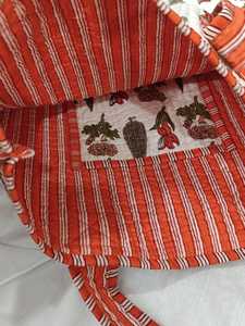 Bolsa de Compras de Tela 100% Algodón con Estampado Floral Silkgram, Tamaño Grande, Color Naranja con Ribete Blanco a Rayas, Asa Larga, Cierre de Cremallera - Product Image 5