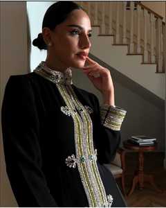 Vestido de noche formal de tafetán negro para mujer con bordado de cuentas, cuello en V, manga larga, largo hasta el suelo, estilo modesto, corte en A, con chaqueta - Product Image 3