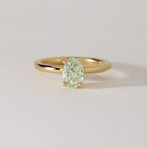 Anillo de compromiso solitario de oro amarillo de 14K con diamante de laboratorio de corte ovalado de 1 quilate verde claro elegante y engaste de puntas para mujer, venta al por mayor - Product Image 1