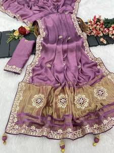 Conjunto de sari indio-pakistaní bordado en morado, tipo seda, con borde floral y borlas. - Product Image 1