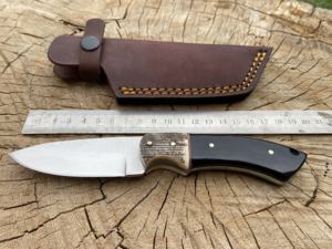 Cuchillo de caza y camping hecho a mano de acero al carbono con hoja parcialmente serrada, mango de hueso con mosaico y pellizco de acero. - Product Image 6