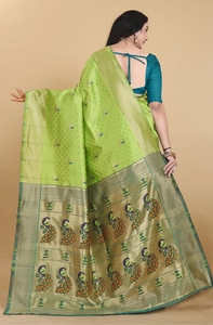 Sari en soie vert à motif unique, bordure vert foncé avec tissu brillant, idéal pour les mariages, les fêtes et les festivals. - Product Image 2