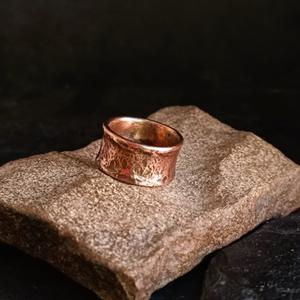 Bague magnétique en cuivre pur, forgée à la main, style vintage, motif rune viking, texturée, large et évasée - Product Image 3
