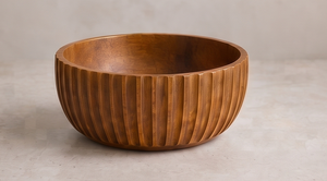 Bol à salade cylindrique côtelé en bois teinté noyer foncé avec cannelures verticales, plateau de présentation - Product Image 3