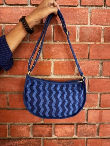 Bolso Tote de Hombro Azul a Rayas Acolchado Estilo Bohemio Vintage para Mujer, Hecho a Mano, con Cierre de Cremallera y Correa Única - Product Image 1