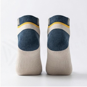 Chaussettes de sport respirantes bleues à motif géométrique pour adultes – Collection Printemps - Product Image 2