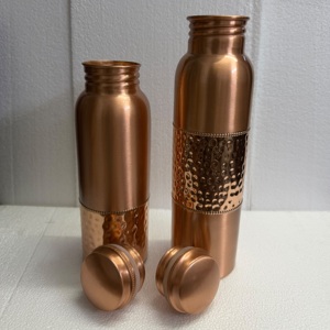 Botella de Cobre Artesanal para Bebidas, Diseño Elegante Martillado, Botella Metálica Resistente para Hidratación Diaria - Product Image 5