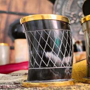 Tasse à boire viking artisanale en corne de buffle écologique, avec base en bois massif, polie à la main, style rustique, unique - Product Image 3