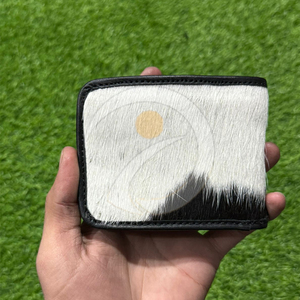 Portefeuille en cuir artisanal de qualité supérieure pour homme, porte-cartes en cuir de vachette fait main avec texture de fourrure unique - Product Image 1