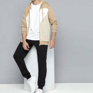 Chándal de Dos Piezas para Hombre a la Moda con Detalles Únicos y Tela de Calidad Superior - Product Image 3