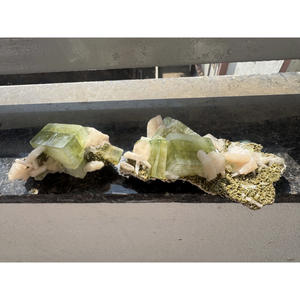 Apophyllite vert foncé de haute qualité, pointe taillée et polie, pour la présentation et la lithothérapie - Product Image 2