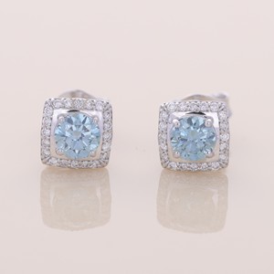 Boucles d'oreilles halo en diamant bleu rond cultivé en laboratoire certifié IGI, or 14 carats, élégantes et luxueuses - Product Image 1