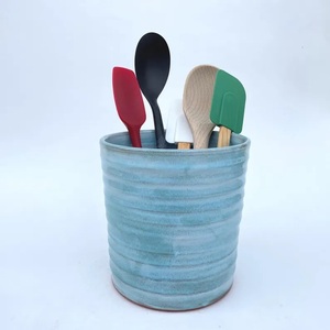 Porta utensilios de cerámica rústico, hecho a mano con acabado texturizado, esmaltado con efecto oceánico, horneado en horno, duradero y resistente al calor, para cocina. - Product Image 6