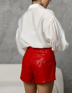 Shorts en similicuir taille haute pour homme avec doublure en soie, en cuir écologique rouge, décontractés pour les fêtes, coupe-vent, avec fermeture boutonnée et logo frontal - Product Image 3