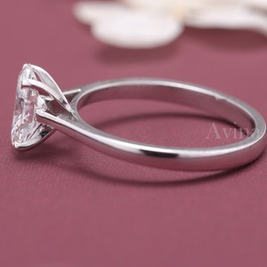 Bague de fiançailles solitaire en diamant taille ovale certifié IGI en or 18 carats - Product Image 3