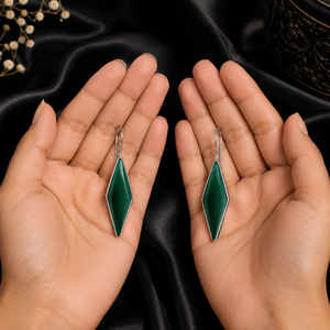 Produit très demandé : Boucles d'oreilles créoles plaquées argent antique, forme cloche, serti géométrique, avec pierre turquoise, fournisseur en gros - Product Image 2
