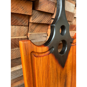 Cette planche à découper en bois personnalisée présente une poignée noire saisissante intégrée avec des découpes distinctives pour couper les légumes. - Product Image 6