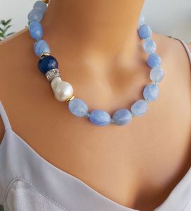 Collier pendentif en résine colorée, bijoux artistiques faits à la main, collier papillon en résine, cadeau fait à la main pour les amoureux de la nature, collier en résine fait à la main - Product Image 2
