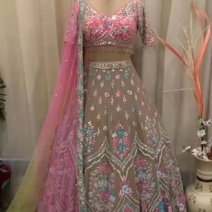 Último Modelo de Lehenga Choli de Alta Calidad para Mujer, Diseño de Diseñador, Georgette Sintética, Bordado con Lentejuelas y Trabajo de Espejo, para Fiestas y Festivales - Product Image 1