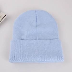 Bonnet tricoté unisexe à rayures personnalisé de haute qualité avec personnage de dessin animé, broderie 3D, chaud et tendance pour l'hiver, les voyages et la plage - Product Image 1
