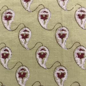 Tissu en coton imprimé à la main – Base vert pistache clair avec motif floral Paisley |   Textile indien fait main - Product Image 2