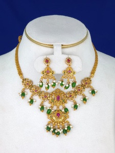 Ensemble de colliers de mariée traditionnels indiens |   Bijoux en alliage plaqué or Kundan, perles vertes, perles d'imitation assorties - Product Image 3