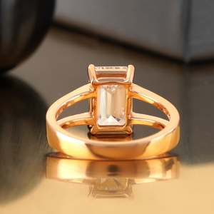 Anillo de Compromiso de Oro Rosa de 14K con Diamante Cultivado en Laboratorio de Corte Esmeralda de 3.01 CT, Estilo Solitario de Tallo Dividido - Product Image 4
