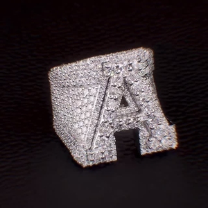 Anillo de Compromiso Unisex de Plata de Ley 925 con Moissanita, Corte Brillante Redondo, Engaste Pavé, Bañado en Rodio, Estilo Clásico de Lujo - Product Image 1