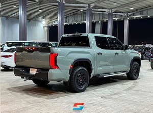 Toyota Tundra Doble Cabina 2024-2026 Usada con Volante, Interior Oscuro, Motor Turbo y Asientos de Cuero - Product Image 1