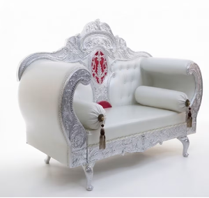 Grand fauteuil de mariage asymétrique blanc avec des cadres sculptés de fleurs dorées exquises, disponible à prix de gros. - Product Image 4