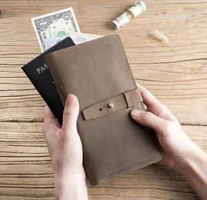 Porta Pasaportes de Cuero Genuino Artha, Diseño Minimalista con Cierre de Cremallera, Cartera de Viaje Marrón de 5 Pulgadas - Product Image 1