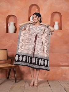 Robe longue kaftan à imprimé ethnique pour femme, coupe ample décontractée, avec logo frontal, idéale pour l'été, les mariages et les soirées - Product Image 2