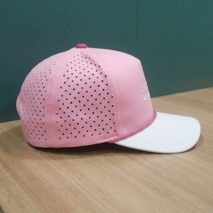 Casquette de golf OEM personnalisée à 5 panneaux, perforée, découpée au laser, broderie plate, visière pré-courbée, faible MOQ, fournisseur de casquettes en toile courantes, ODM - Product Image 6
