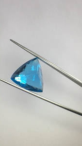 Qualité Exclusive NARNOLI IMPEX Loupe Naturelle Pure pour Topaze Bleue Taille Trillion 26,02 Carats Superbe Lustre Certifié par un tiers - Product Image 6