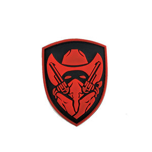 Patch en caoutchouc 3D Crâne de cowboy avec deux pistolets, rouge, or, blanc, forme bouclier, brodé, thermocollant et à coudre pour chapeau - Product Image 2