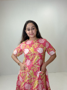 Women’s Pink Floral Print Casual Knee Length Dress with Short Sleeves Front Pockets and Ruffle Hem for Summer Wear - Product Image 4