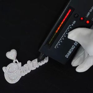 Colgante de Moissanita Personalizado con Nombre, Chapado en Rodio, Plata 925, Diseño de Guitarra y Corazón, Joyería Unisex - Product Image 2