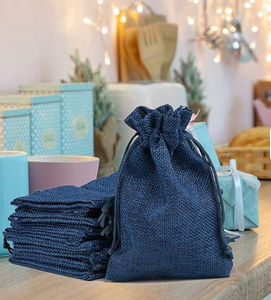 Sac cadeau en toile de jute biodégradable avec cordon de serrage pour les fêtes et les cadeaux de retour - Product Image 1