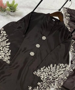 ชุดเสื้อผ้าไหมเครปปักลายหรูหรา พร้อมกางเกงปาลาซโซ่และผ้าคลุมไหล่ สำหรับงานเทศกาล ราคาขายส่ง เสื้อผ้าชาติพันธุ์ สีน้ำตาล - Product Image 3